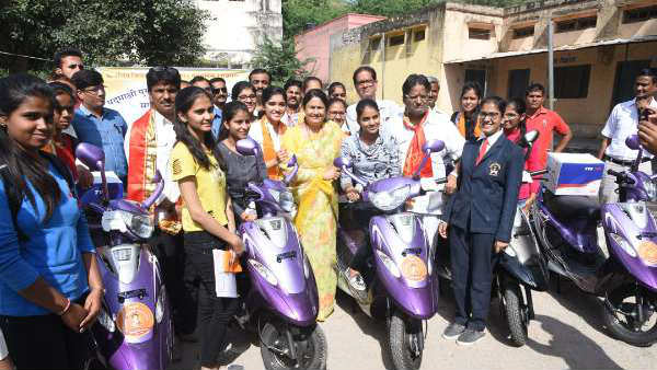ప్రధానమంత్రి నరేంద్ర మోడీ ఫ్రీ స్కూటీ పథకం పేరుతో ఫేక్ న్యూస్ .. మీ సేవా కేంద్రాలకు పరుగులు పెడుతున్న మహిళలు