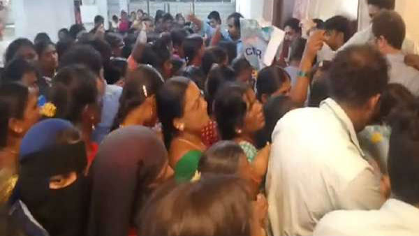 20కే చీర.. తోపులాట