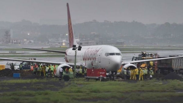 SpiceJet Plane Overshoots Runway At Mumbai Airport SpiceJet Plane Overshoots Runway At Mumbai Airport