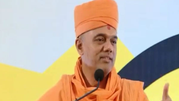 ముందువరసలో కూర్చున్న మహిళా డాక్టర్లు