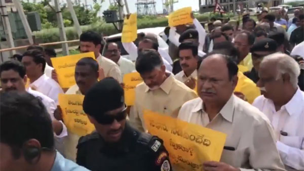ఏపీ శాసన సభా నిర్వహణ తీరుపై టీడీపీ అసంతృప్తి .. కాలినడకన ప్లకార్డులతో నిరసన