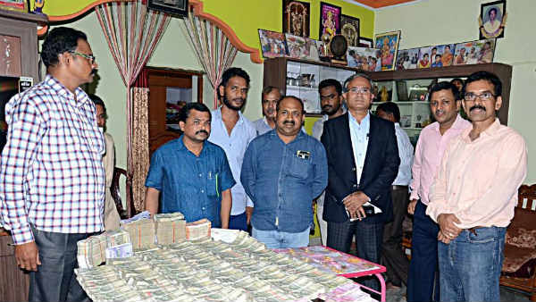 ఎవ్వరూ లంచాలు తీసుకోకూడదు..! అందుకే ప్రతిజ్ఞ చేస్తున్నామంటున్న ఉద్యోగులు..!!