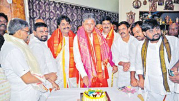 తిరుమల కొండపైన కేక్ కట్ చేసి...