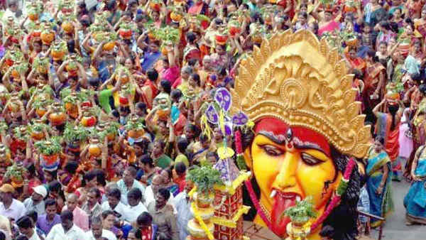 అమ్మవారిని దర్శించుకున్న ప్రముఖులు