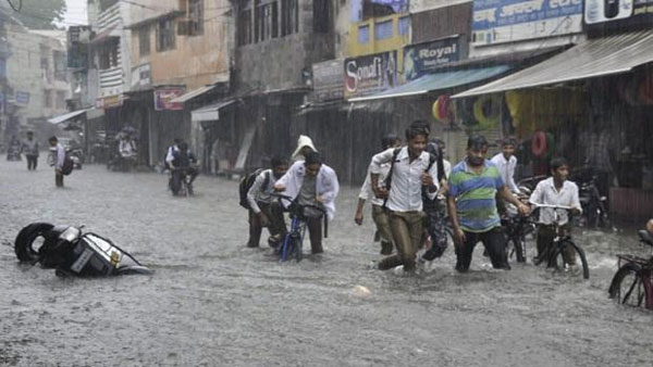 Heavy rains hit Uttar Pradesh,Lightning Kills 32 Heavy rains hit Uttar Pradesh,Lightning Kills 32
