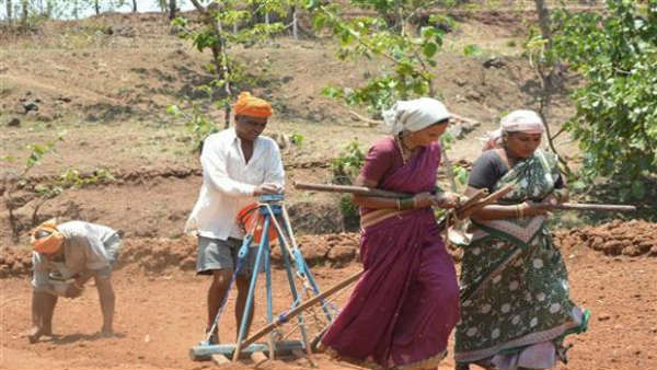గతం కంటే సాగు పెరగటంతోనే విత్తన కొరత అన్న వ్యవసాయాధికారులు .. బ్లాక్ మార్కెట్ లో విక్రయిస్తున్నారని రైతుల ఆరోపణ