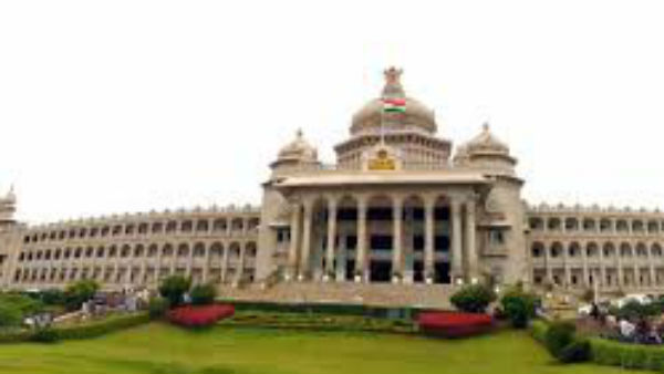పోలీసుల నవ్వులు