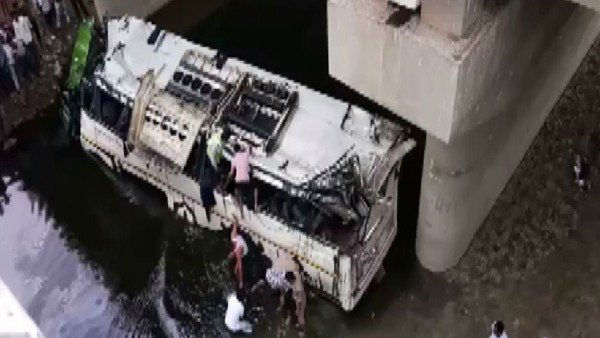 29 people dead as bus fell in to drain 29 people dead as bus fell in to drain