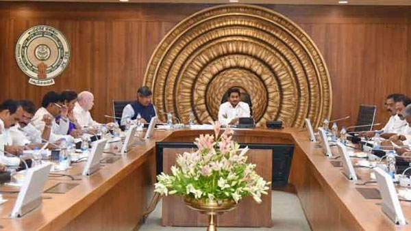 మద్యలో జగన్ అటు 13..ఇటు 12 మంది..