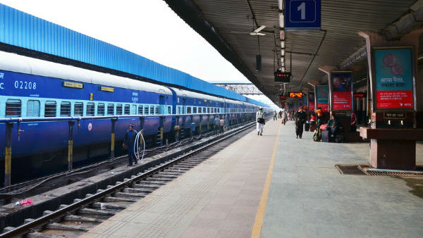 Army Man Pushed Out Of Moving Train In Nayandahalli near Bengaluru Army Man Pushed Out Of Moving Train In Nayandahalli near Bengaluru