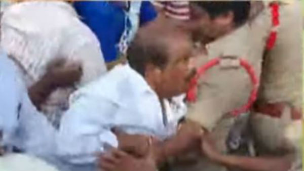 జెండా పండుగ నాడు కూడా పాత కక్షలేనా?