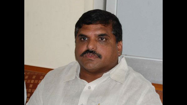 రాజకీయంగా భిన్న వాదనలు..
