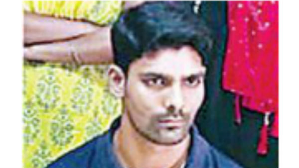 టెలీ కాలర్స్తో ఫోన్లు చేయిస్తూ.. కస్టమర్లకు రొమాన్స్ పాఠాలు..!