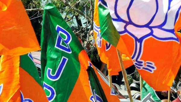 AP BJP core committee decided to maintain same distance with TDP and YCP AP BJP core committee decided to maintain same distance with TDP and YCP