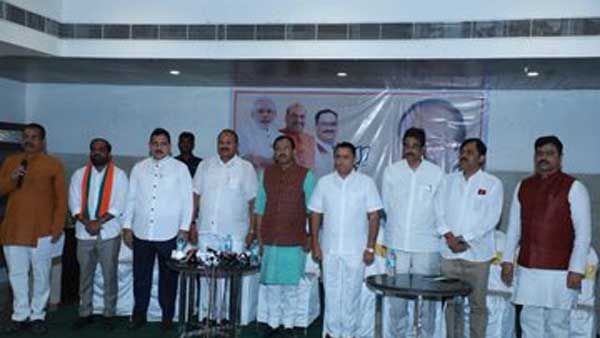 జీవీఎల్ పై మీడియా సాక్షిగా బూతులు..