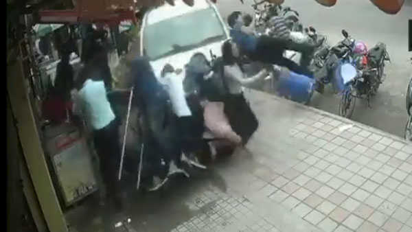 drunkards attacks on footpath public.! Car missed control drunkards attacks on footpath public.! Car missed control