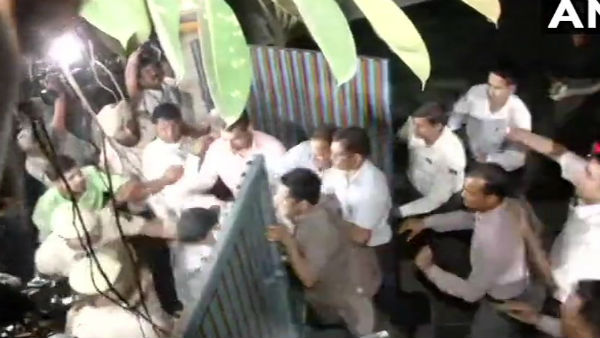 Chidambaram at home, CBI team enter Chidambarams residence, jumps over wall to enter Chidambaram at home, CBI team enter Chidambarams residence, jumps over wall to enter