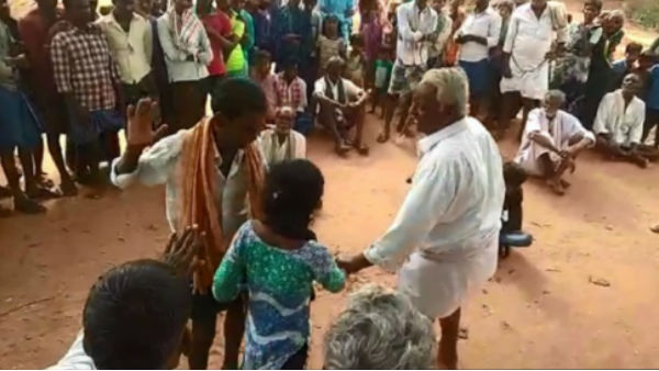 ఏడుస్తున్నా వదలకుండా బాలికను చిత్రహింసలకు గురి చేసిన పెద్ద .. చోద్యం చూసిన గ్రామస్తులు