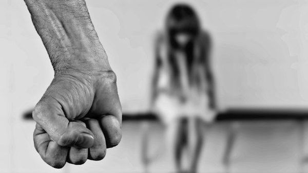పోలీసులకు చెబితే తీవ్రపరిణామాలు