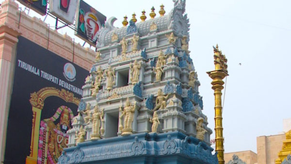 రెసిడెంట్ కమిషనర్ తప్పించుకొనే ప్రయత్నం