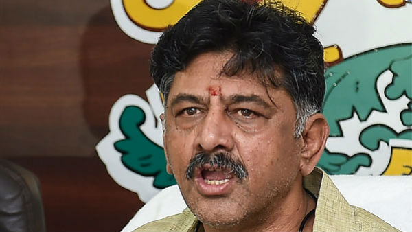 ఢిల్లీలో ఐటీ దాడులు, రూ. 8 కోట్లు !