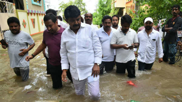 వరద నీటిలో..గోడెలక్కి మంత్రుల కష్టాలు..
