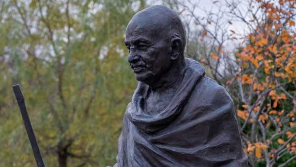 Gandhi statue painted in black .. Posters of Pakistan Zindabad .. tension in Nizamabad Gandhi statue painted in black .. Posters of Pakistan Zindabad .. tension in Nizamabad