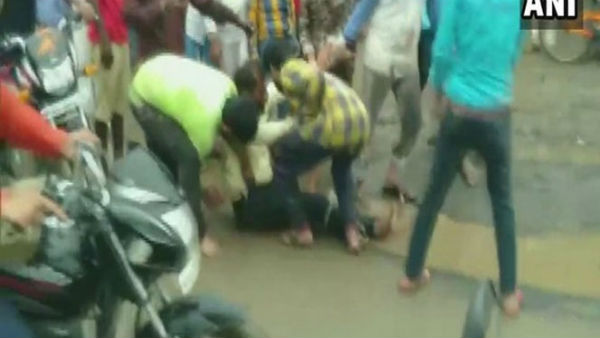 twelve person attacked on one person in madhya pradesh twelve person attacked on one person in madhya pradesh