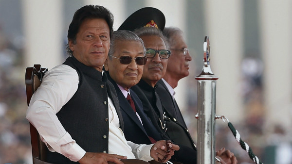 Scrapping 370 Article In Jammu And Kashmir: China And Muslim Countries Silent, Pakistan Alone Protesting Scrapping 370 Article In Jammu And Kashmir: China And Muslim Countries Silent, Pakistan Alone Protesting