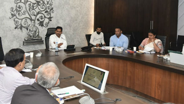 ప్రజలవద్దకే పథకాలు..! సంక్షేమానికి పెద్ద పీఠ వేస్తున్న జగన్ ప్రభుత్వం..!!