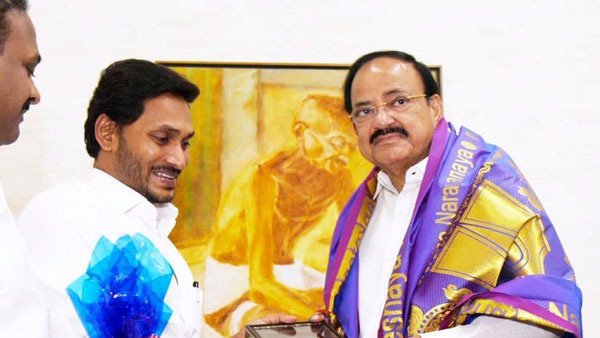 వెంకయ్య నాయుడుతో ఆత్మీయంగా..