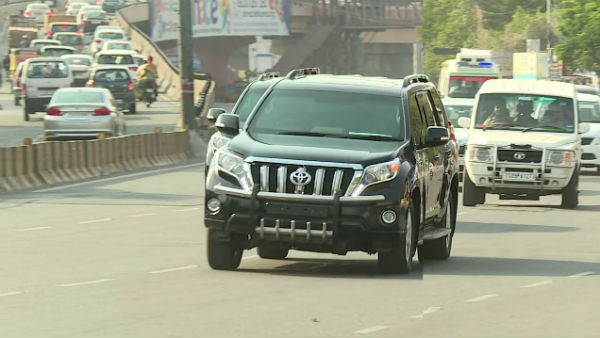 జగన్ కాన్వాయ్ని అడ్డుకునే యత్నం చేసిన కృష్ణాయపాలెం రైతులు... అడ్డుకున్న పోలీసులు