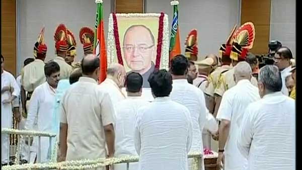 నివాళుర్పించే చోట ఇలానా?