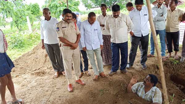 న్యాయం కోసం పోరాటం.. గోతి తవ్వి అందులో..!