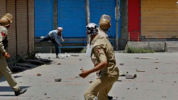 8-10 cars damaged during stone pelting in Kashmir 8-10 cars damaged during stone pelting in Kashmir