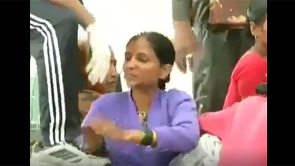 A video on flood victim did Pada Namaskara to an Army soldier, who rescued her A video on flood victim did Pada Namaskara to an Army soldier, who rescued her