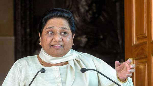 బీజేపీకి, కశ్మీర్ గవర్నర్ మాట్లాడటానికి మీరే అవకాశం ఇచ్చారంటూ ఫైర్