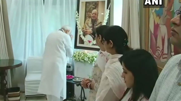 Prime Minister Narendra Modi pay tributes to Arun Jaitley at house, Prime Minister Narendra Modi pay tributes to Arun Jaitley at house,