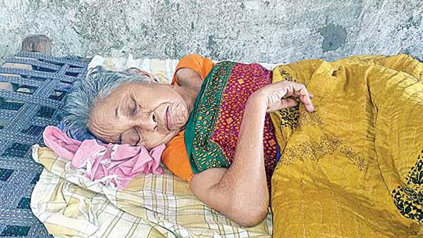 A man shifted his mother to graveyard from home A man shifted his mother to graveyard from home