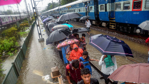 Heavy Rainfall hits Mumbai, IMD issues red alert Heavy Rainfall hits Mumbai, IMD issues red alert