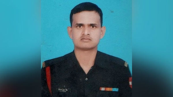 J&K: Jawan martyred, 4 injured in Poonch as Pakistan violates ceasefire along LoC J&K: Jawan martyred, 4 injured in Poonch as Pakistan violates ceasefire along LoC