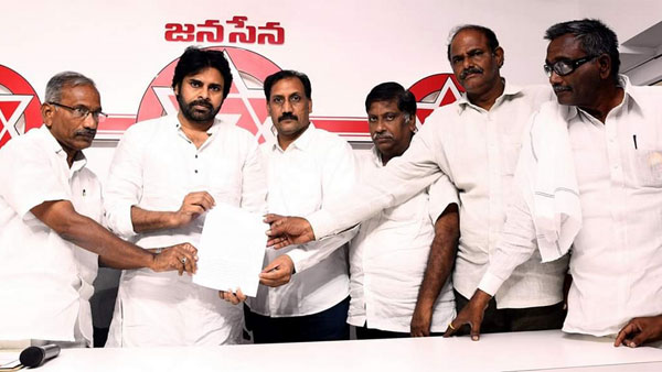 రాజధాని తరలించవద్దన్న పవన్ కళ్యాణ్ ..అమరావతి ప్రాంత రైతులకు అండగా ఉంటానని హామీ