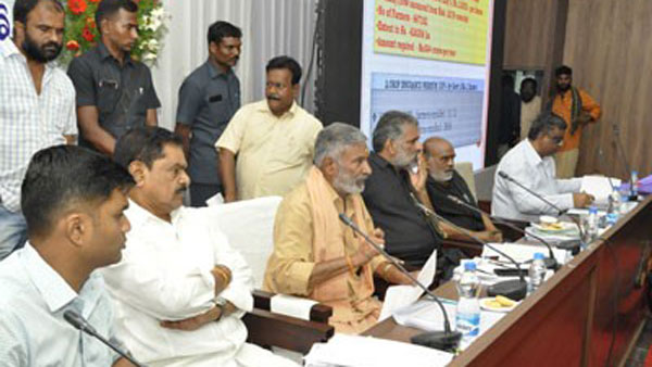 సీనియర్ మంత్రి అయినా...తీరు మాత్రం..