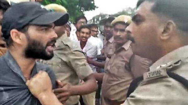 తిరుపతిలో జూనియర్ డాక్టర్ ను కాలితో తన్నిన టీటీడీ విజిలెన్స్ అధికారి
