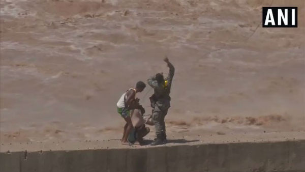 Daring Indian Air Force operation pulls 2 men stranded in Tawi river to safety Daring Indian Air Force operation pulls 2 men stranded in Tawi river to safety