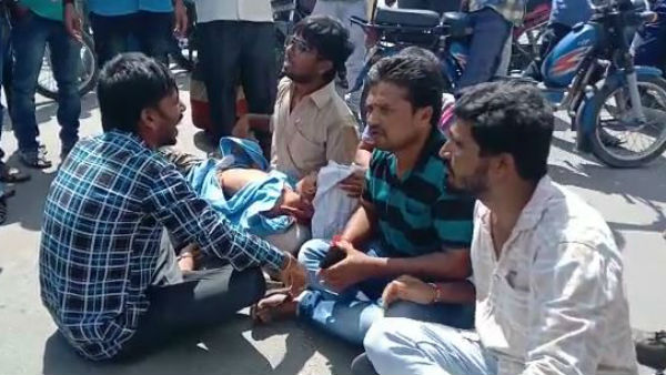స్కూల్ వ్యాన్ బోల్తా.. మద్యం మత్తులో డ్రైవర్..!