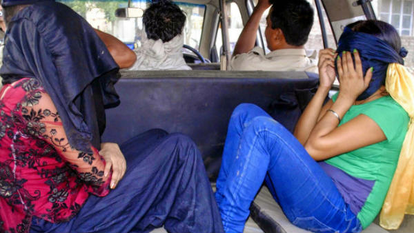అక్కడ వ్యభిచారం జరుగుతోందా.. నోరెళ్లబెట్టిన స్థానికులు..!