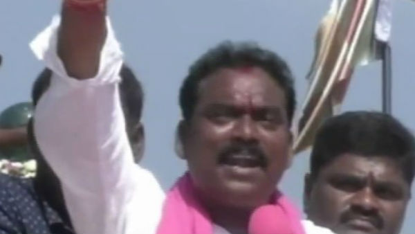 వాహనం ముందుకు కదలకుండా బైఠాయింపు