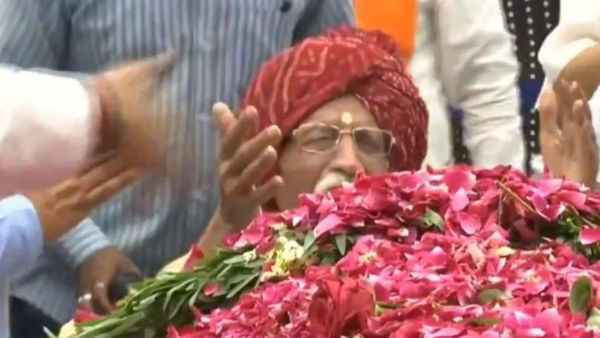 MDH owner Mahashay Gulati breaks down Sushma Swarajs feet MDH owner Mahashay Gulati breaks down Sushma Swarajs feet
