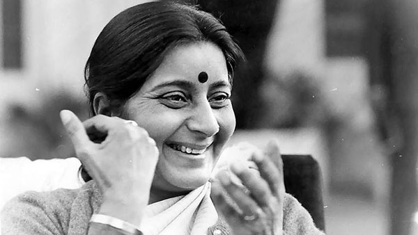 సాహసోపేత మహిళ..! సుష్మ ధైర్యసాహసాలకు మారుపేరన్న ఫవాద్..!!